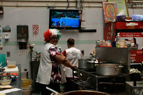 טבחית במסעדה בגוודלחרה, מכסיקו, כשברקע ה-0:0 בין נבחרת ארצה לברזיל (צילום: רויטרס) (צילום: רויטרס)