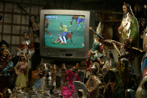 ליל כל הקדושים. מכסיקו מול ברזיל, בטלוויזיה בחנות לממכר חפצי דת בגוודלחרה, מכסיקו (צילום: רויטרס) (צילום: רויטרס)