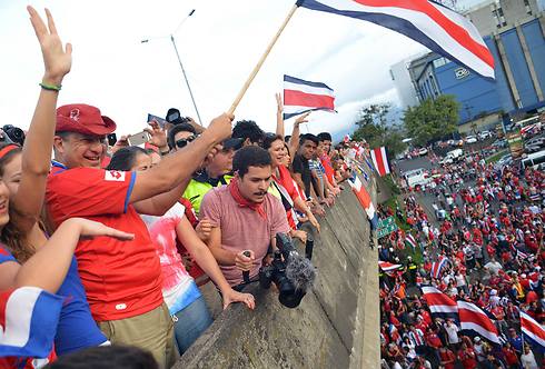 הנשיא לואיס גיירמו סוליס (עם הדגל) מנצח על החגיגות (צילום: AFP) (צילום: AFP)