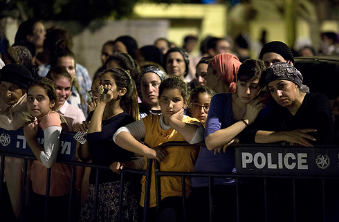 אבל ביישוב אלעד. תושבים מחוץ לבית משפחת יפרח (צילום: AP) (צילום: AP)