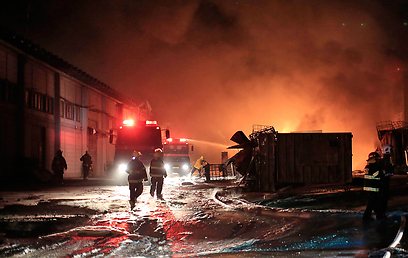 מאמצי כיבוי השריפה לאחר פגיעת הרקטה במפעל (צילום: AP) (צילום: AP)