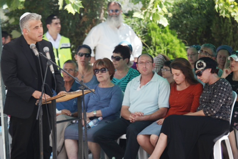Finance Minister Yair Lapid speaking at Gil-Ad Shaer's memorial service (Photo: Motti Kimchi)