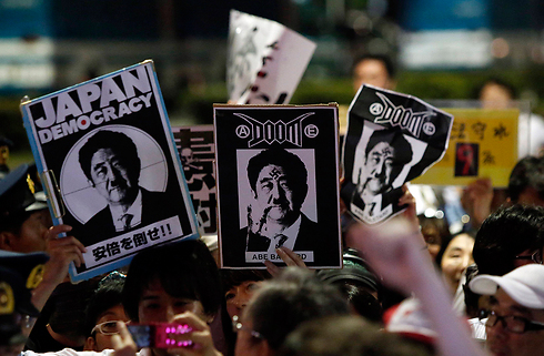 ראש הממשלה היפני עם שפם של היטלר וצלבי קרס (צילום: רויטרס) (צילום: רויטרס)