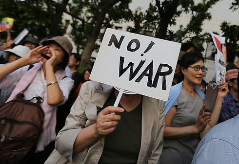 רוצים שלום, לא מלחמה. הפגנה נגד ראש הממשלה בטוקיו (צילום: EPA) (צילום: EPA)