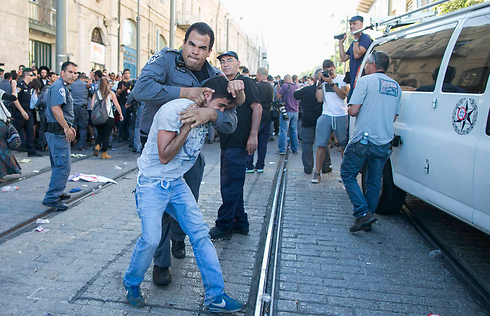 Policeman arresting far-right Jewish protester in Jerusalem (Photo: Ohad Zwigenberg)