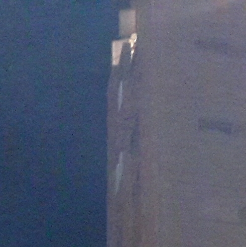 אור מחלון הדירה שבה התגוררו בני הזוג (צילום: רועי עידן) (צילום: רועי עידן)