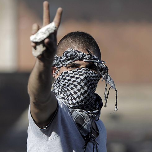 Masked Arab youth during clashes with Israel Police in East Jerusalem neighborhood of Shuafat (Photo: AFP)