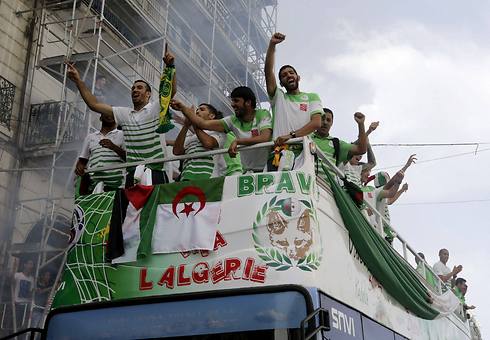 דגל פלסטין על האוטובוס בו חגגה אלג'יריה את ההישג במונדיאל (צילום: רויטרס) (צילום: רויטרס)