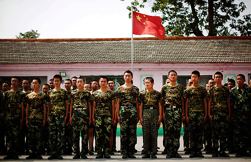 חניכים ניצבים למרגלות דגל סין, לקראת תרגיל צבאי (צילום: רויטרס) (צילום: רויטרס)