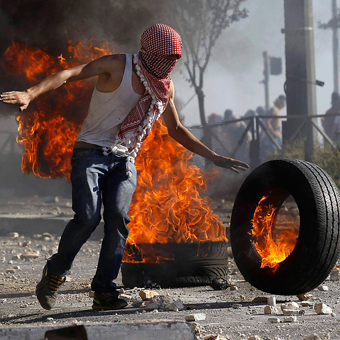 הצתת צמיגים במהומות בשועפט (צילום: רויטרס) (צילום: רויטרס)