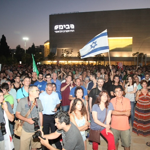 Thousands arrive at Tel Aviv's Habima Square to protest recent escalation, calls for revenge on Palestinians (Photo: Motti Kimchi)