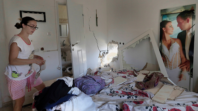 ההרס בבית משפחת ג'ורנו בשדרות, אתמול (צילום:AP) (צילום:AP)