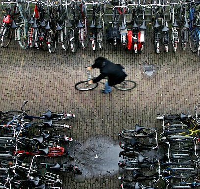 הנגישות הגבוהה לכל מקום באופניים מאפשרת לוותר על כלי רכב (צילום: רויטרס) (צילום: רויטרס)