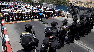 הכוחות מול המתפללים במזרח ירושלים (צילום: רויטרס) (צילום: רויטרס)