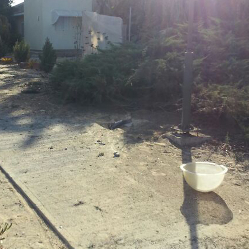 הרקטה התפוצצה סמוך מאוד לבית שבו שהתה משפחה מהקיבוץ  (צילום: רונית מינקר) (צילום: רונית מינקר)