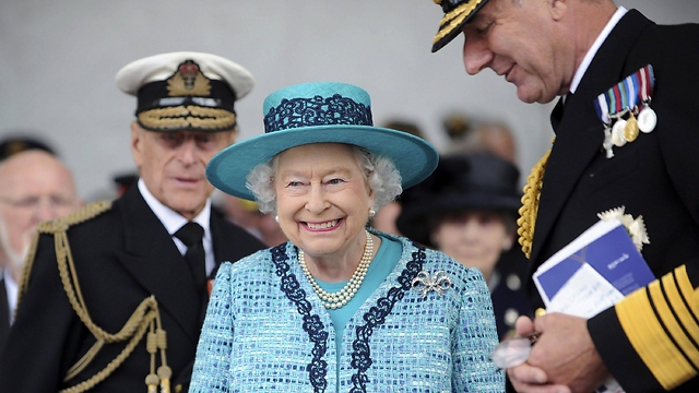 המלכה נרגשת בטקס בסקוטלנד (צילום: EPA) (צילום: EPA)