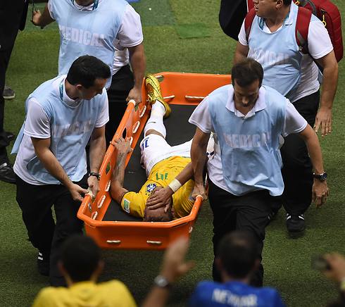 לברסיל יהיה קשה בלעדיו. ניימאר מפונה אחרי שנפצע בגבו (צילום: AFP) (צילום: AFP)