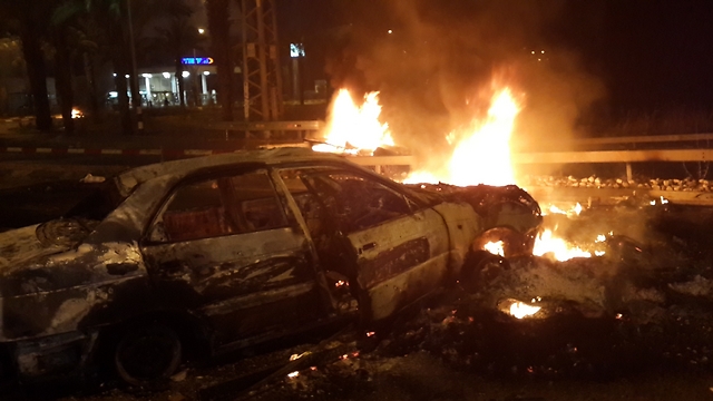 Arab rioters attack Jewish civilians, setting cars on fire in Qalansawe (Photo: Hassan Shaalan) (Photo: Hassan Shaalan)