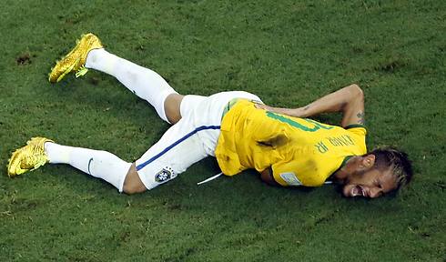 ניימאר אחרי הפציעה. אבל לאומי בברזיל (צילום: AP ) (צילום: AP )