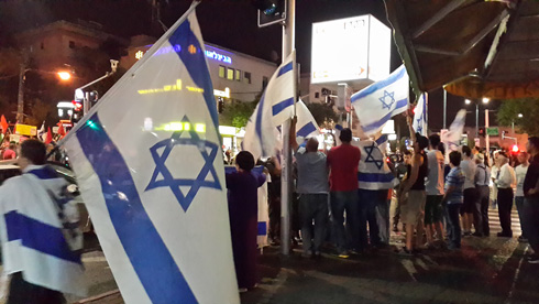 Counter-protest in Haifa, calling 'Taitors to Gaza' (Photo: Ahiya Raved)