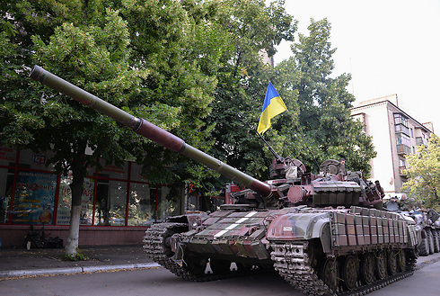 טנק אוקראיני בעיר סלביאנסק שכבשו המורדים במזרח אוקראינה (צילום: EPA) (צילום: EPA)