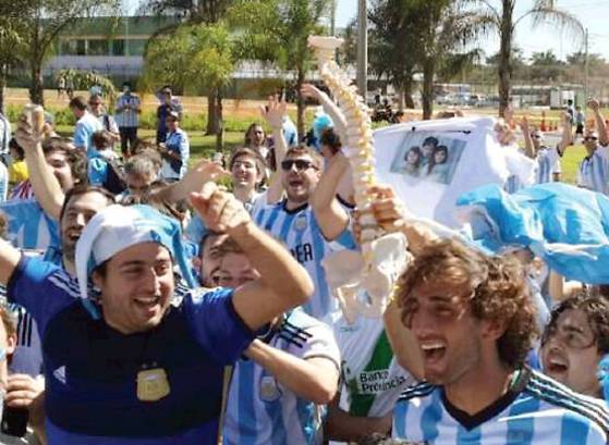 "עמוד השדרה של ניימאר בידינו". אוהדי נבחרת ארגנטינה (צילום: אורי קופר)
