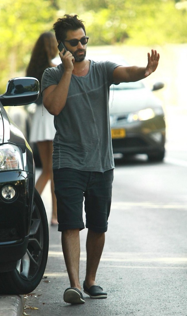 יהודה לוי עוצר את התנועה (צילום: אמיר מאירי)