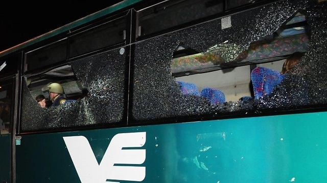 אוטובוס נרגם באבנים בצומת שוקת, הלילה (צילום: הרצל יוסף) (צילום: הרצל יוסף)