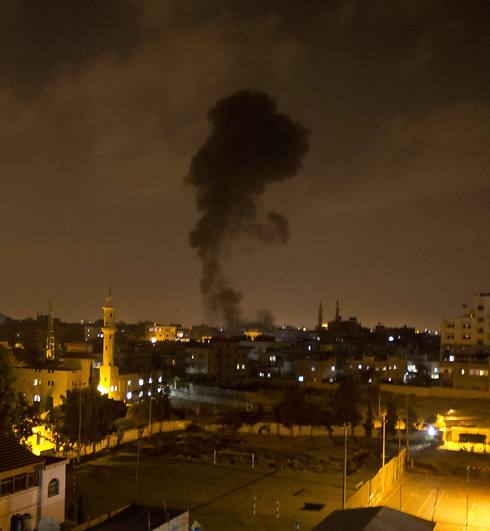עשן מיתמר מאזור התקיפה בעזה, הלילה (צילום: AFP) (צילום: AFP)