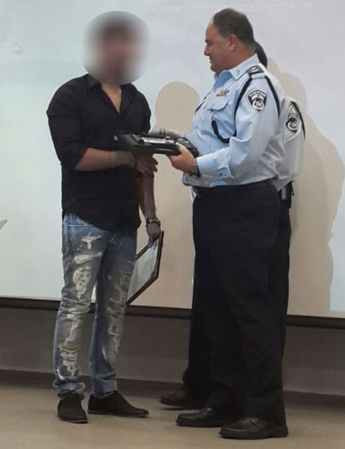 הענקת אקדח ותעודת שוטר לאחד הסוכנים (צילום: באדיבות משטרת ישראל) (צילום: באדיבות משטרת ישראל)