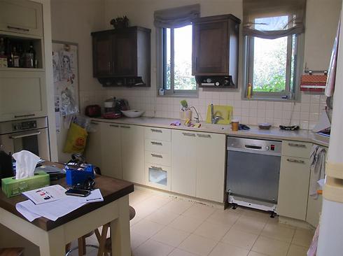 המטבח של הבית לפני השיפוץ והארונות הרעועים (צילום: שירה מוסקל) (צילום: שירה מוסקל)