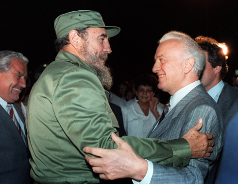 עם מנהיג קובה פידל קסטרו, 1987 (צילום: AFP) (צילום: AFP)