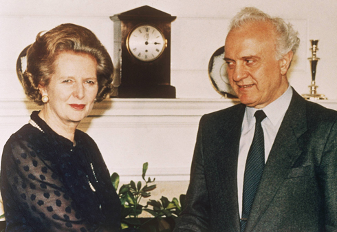 עם ראשת ממשלת בריטניה מרגרט תאצ'ר, 1986 (צילום: AP) (צילום: AP)