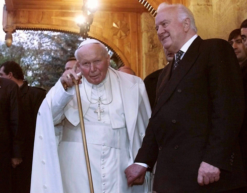 עם האפיפיור יוחנן פאולוס בטביליסי, 1999 (צילום: EPA) (צילום: EPA)