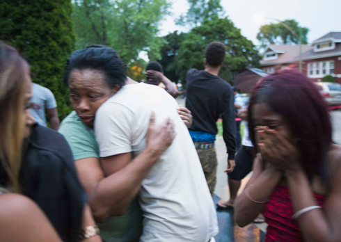 בני משפחה משיקגו אחרי ששמעו כי קרוב שלהם נורה על ידי המשטרה (צילום: AP Photo/Sun-Times Media, Alex Wroblewski) (צילום: AP Photo/Sun-Times Media, Alex Wroblewski)