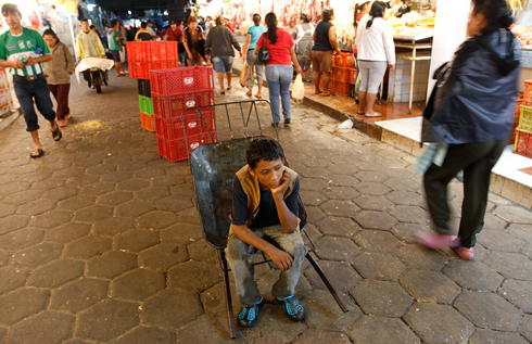 עובד כסבל. ילד בן 12 מהעיר סנטה קרוז (צילום: AP) (צילום: AP)