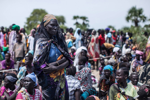 אלפי בני אדם ממתינים לקבלת אספקה ומזון במחוז ליר (צילום: AFP) (צילום: AFP)