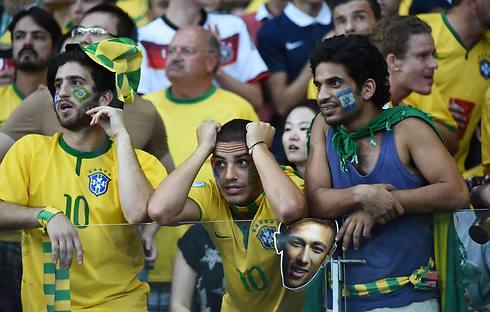 הישראלים שבאו לעודד את ברזיל צופים בהשפלה (צילום: AFP) (צילום: AFP)