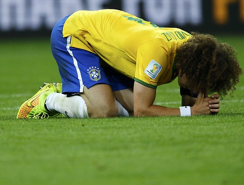 דויד לואיז בוכה בתבוסה לגרמניה לפני שנה (צילום: רויטרס) (צילום: רויטרס)