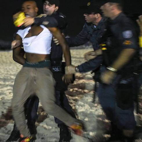אוהד ברזילאי שנעצר בריו. התבוסה עברה בשקט יחסי (צילום: AFP) (צילום: AFP)