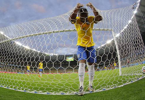 פרננדיניו מנבחרת ברזיל מתוסכל. גרמניה הייתה בלתי ניתנת לעצירה (צילום: EPA) (צילום: EPA)