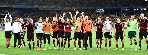 גרמניה חוגגת את אחד המשחקים הגדולים בהיסטוריה (צילום: EPA) (צילום: EPA)