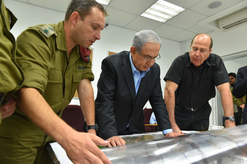 Defense Minister Ya'alon and Prime Minister Netanyahu (Photo: Ariel Harmoni/Israeli Ministry of Defense) (Photo: Ariel Harmoni/Israeli Ministry of Defense)