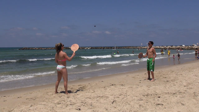 מגניב, אבל קצת מפחיד. תיירים משחקים על החוף בתל אביב (צילום: ג'ורג' גינסברג ) (צילום: ג'ורג' גינסברג )