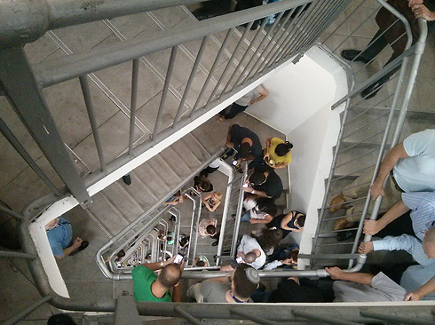 המדרגות של עזריאלי בזמן אזעקה (צילום: תומר כהן) (צילום: תומר כהן)