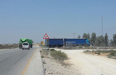 משאיות במעבר כרם שלום. "מאזן רווח והפסד מול חמאס" (צילום: יואב זיתון) (צילום: יואב זיתון)