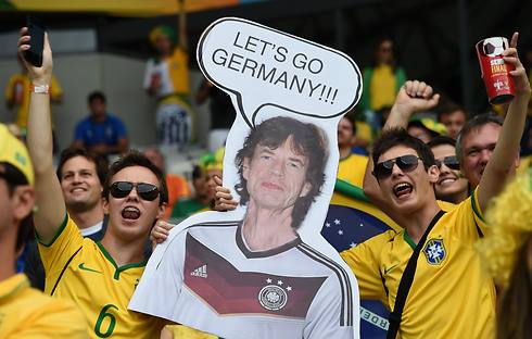 עדיף היה אם ג'אגר עודד את גרמניה. אוהדי ברזיל (צילום: AFP) (צילום: AFP)