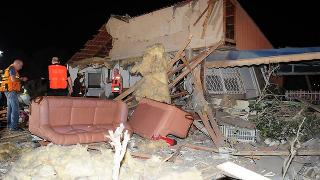 הבית שנהרס אמש, זמן קצר לאחר הפגיעה (צילום: הרצל יוסף) (צילום: הרצל יוסף)