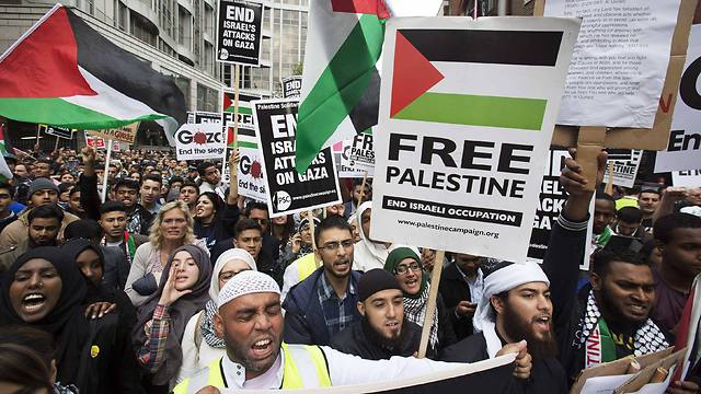 Demonstrators protest against action taken by Israel in the Gaza strip near Israeli embassy in London (Photo: Reuters) (Photo: Reuters)