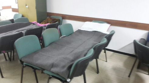 התושבים ישנים במקלט על כיסאות ()